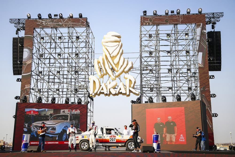 ''Roberto Camporese e Umberto Fiori sul palco della Dakar 2021 con la loro Peugeot 504''